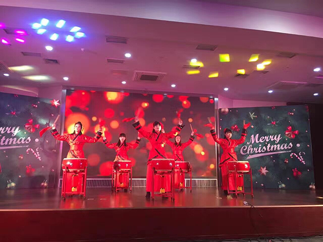 智慧園舉辦圣誕晚會，我司表演開場舞蹈